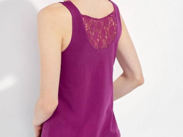 Débardeur violet dentelle en coton bio, un basique revisité